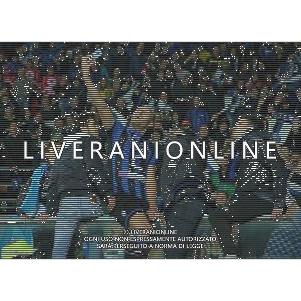Coppa Italia TIM Cup 2018/2019 Semifinale Ritorno Bergamo - 25.04.2019 Atalanta-Fiorentina Nella Foto: esultanza dei giocatori dell’atalanta che festeggiano la vittoria a fine gara - masiello si fa un selfie con i tifosi /Ph.Vitez-Ag. Aldo Liverani