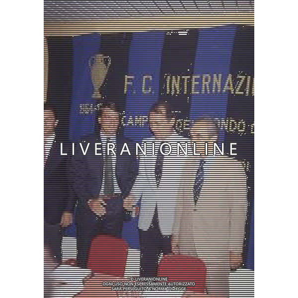 RETROSPETTIVA MARCO TARDELLI CALCIATORE NELLA FOTO GIORDANO PELLEGRINI ERNESTO PELLEGRINI E GIUSEPPE PRISCO ALLA PRESENTAZIONE DEL NUOVO ACQUISTO MARCO TARDELLI 1985-1986 AG ALDO LIVERANI SAS 