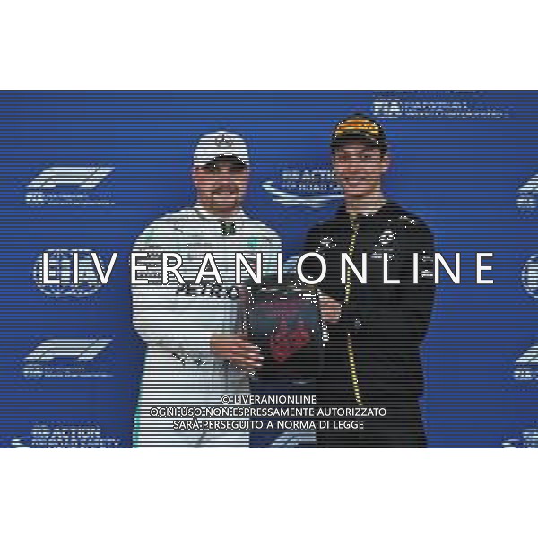(L to R): Valtteri Bottas (FIN) Mercedes AMG F1 receives the Pirelli Pole Position award from Jack Aitken (GBR) / (KOR) Renault F1 Team Test Driver. 27.04.2019. Formula 1 World Championship, Rd 4, Azerbaijan Grand Prix, Baku Street Circuit, Azerbaijan, Qualifying Day. AG ALDO LIVERANI SAS-ONLY ITALY