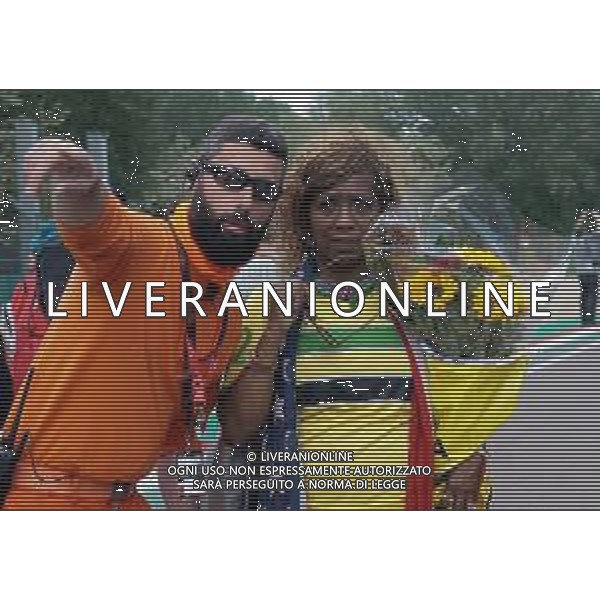 IMOLA 01 05 2019 AYRTON SENNA DAY 25 ANNIVERSARIO DALLA MORTE DI AYRTON SENNA A IMOLA 1994-2019 NELLA FOTO SEGNALATORE DI IMOLA INDICA A UNA BRASILIANA DOVE E\' IL MONUMENTO SENNA FOTO GIANNI SANNA-AG ALDO LIVERANI SAS