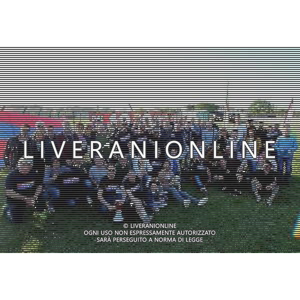 IMOLA 01 05 2019 IMOLESE CALCIO FESTA 1 MAGGIO TIFOSI CON I GIOCATORI ALLENATORI E PRESIDENTE LORENZO SPAGNOLI NELLA FOTO GRUPPO DI TIFOSI GIOCATORI FAMIGLIE E PRESIDENTE SAPGNOLI LORENZO FOTO GIANNI SANNA-AG ALDO LIVERANI SAS