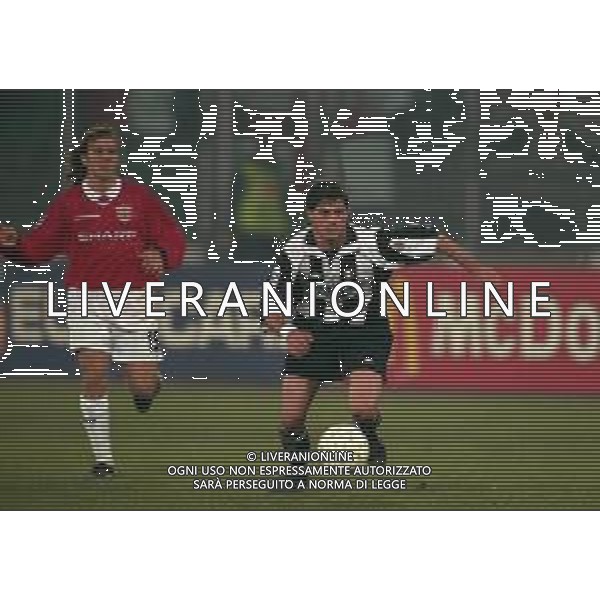 10-12-1997 TORINO-COPPA CAMPIONI JUVENTUS -MANCHESTER UNITED 1-0 NELLA FOTO ALESSIO TACCHINARDI E KAREL POBORSKY AG ALDO LIVERANI SAS