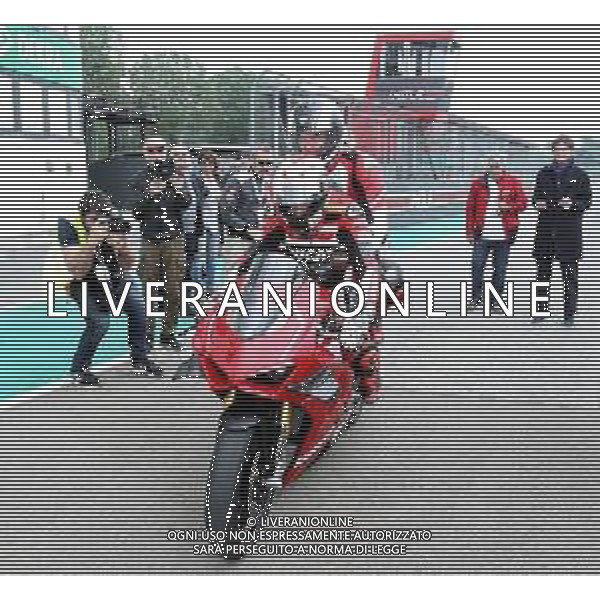 IMOLA 04 05 2019 200 MIGLIA REVIVAL UN GIRO IN MOTO DUCATI PILOTA DARIO MARCHETTI CON SINDACA MANUELA SANGIORGI E PRESIDENTE FORMULA IMOLA UBERTO SELVATICO ESTENSE NELLA FOTO PARTENZA PILOTA DARIO MARCHETTI E PRESIDENTE FORMULA IMOLA UBERO SELVATICO ESTENSE ©SANNA / AGENZIA ALDO LIVERANI SAS