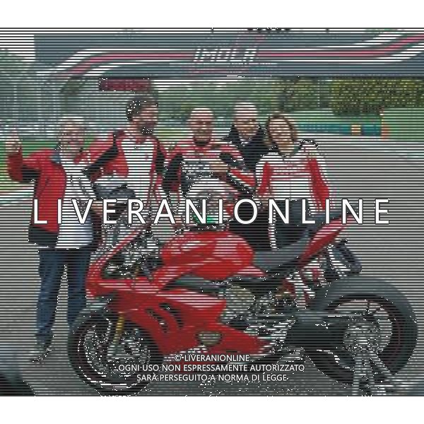 IMOLA 04 05 2019 200 MIGLIA REVIVAL UN GIRO IN MOTO DUCATI PILOTA DARIO MARCHETTI CON SINDACA MANUELA SANGIORGI E PRESIDENTE FORMULA IMOLA UBERTO SELVATICO ESTENSE NELLA FOTO NELLA DA SINISTRA CLAUDIO GHINI UBERTO SELVATICO ESTENSE DARIO MARCHETTI DOTT CLAUDIO COSTA E SINDACA MANUELA SANGIORGI ©SANNA / AGENZIA ALDO LIVERANI SAS