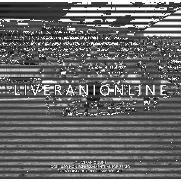 LA FORMAZIONE DEL PRATO CALCIO 1957 - RETROSPETTIVA NELLA FOTO CON L\'ALLENATORE FERRUCCIO VALCAREGGI ©ARCHIVIO / AGENZIA ALDO LIVERANI SAS