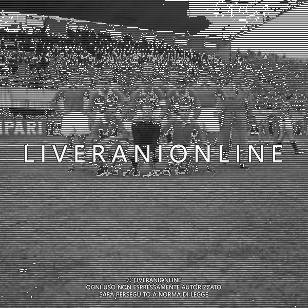 LA FORMAZIONE DEL PRATO CALCIO 1957 - RETROSPETTIVA NELLA FOTO CON L\'ALLENATORE FERRUCCIO VALCAREGGI ©ARCHIVIO / AGENZIA ALDO LIVERANI SAS