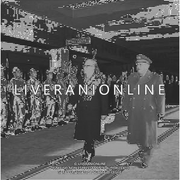 Visita del Presidente della Repubblica Giovanni Gronchi alla citta\' di Verona 06 agosto 1955 - RETROSPETTIVA nella foto al suo arrivo alla stazione di Verona con il treno presidenziale passa in rassegna la Compagnia d\'onore ©ARCHIVIO / AGENZIA ALDO LIVERANI SAS