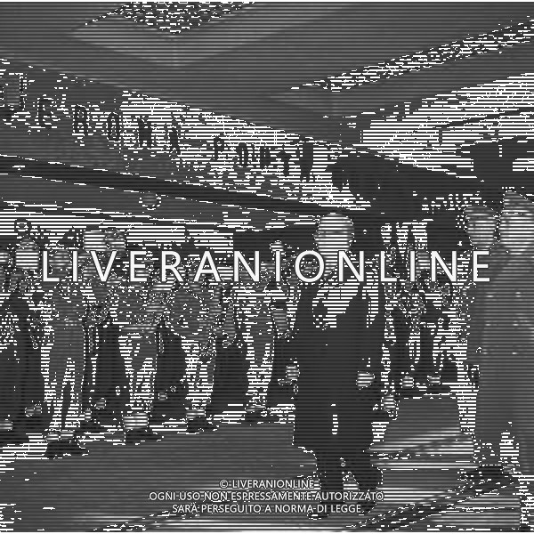 Visita del Presidente della Repubblica Giovanni Gronchi alla citta\' di Verona 06 agosto 1955 - RETROSPETTIVA nella foto al suo arrivo alla stazione di Verona con il treno presidenziale passa in rassegna la Compagnia d\'onore ©ARCHIVIO / AGENZIA ALDO LIVERANI SAS