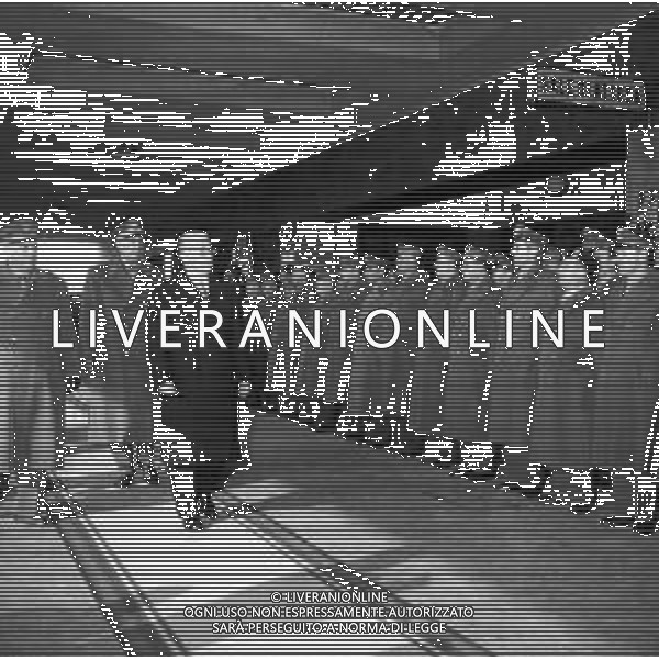 Visita del Presidente della Repubblica Giovanni Gronchi alla citta\' di Verona 06 agosto 1955 - RETROSPETTIVA nella foto al suo arrivo alla stazione di Verona con il treno presidenziale passa in rassegna la Compagnia d\'onore ©ARCHIVIO / AGENZIA ALDO LIVERANI SAS