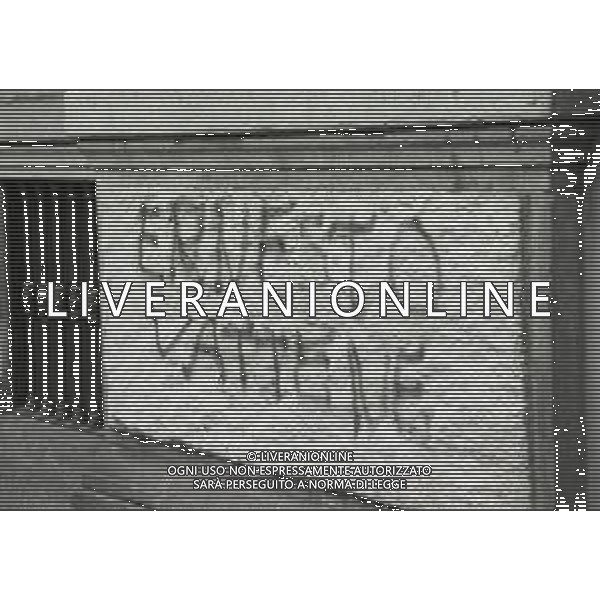 1994-MILANO SEDE INTER PIAZZA DUSE PRESENTAZIONE DEL NUOVO ALLENATORE OTTAVIO BIANCHI NELLA FOTO SCRITTE IN PIAZZA DUSE SEDE INTER CONTRO IL PRESIDENTE INETR ERNESTO PELLEGRINI AG ALDO LIVERANI SAS
