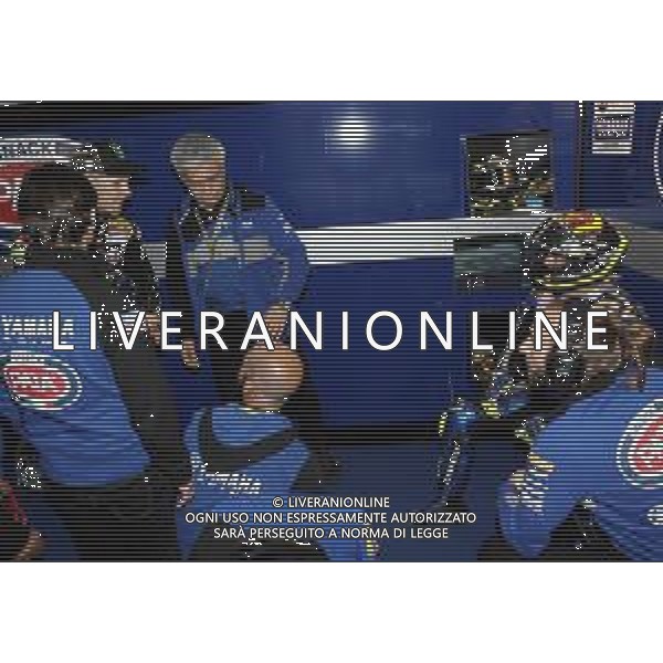 IMOLA 11 05 2019 SUPERBIKE IMOLA SABATO NELLA FOTO JONATHAN REA SI INFORMA SULLA PISTA DA SANDRO CORTESE DOPO LA CADUTA FOTO GIANNI SANNA-AG ALDO LIVERANI SAS