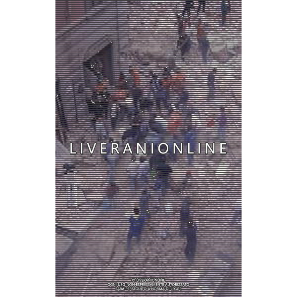 MILANO 30 settembre 1994. Implode (per l\'effetto-tappo dei due piani fabbricati in cemento armato sopra il resto della casa costruita, anni prima, alla maniera antica) - a seguito di un\'esplosione di gas metano in un appartamento - il palazzo di viale Monza, 112, Milano. 7 morti e 13 feriti (altri moriranno poi) AG ALDO LIVERANI SAS