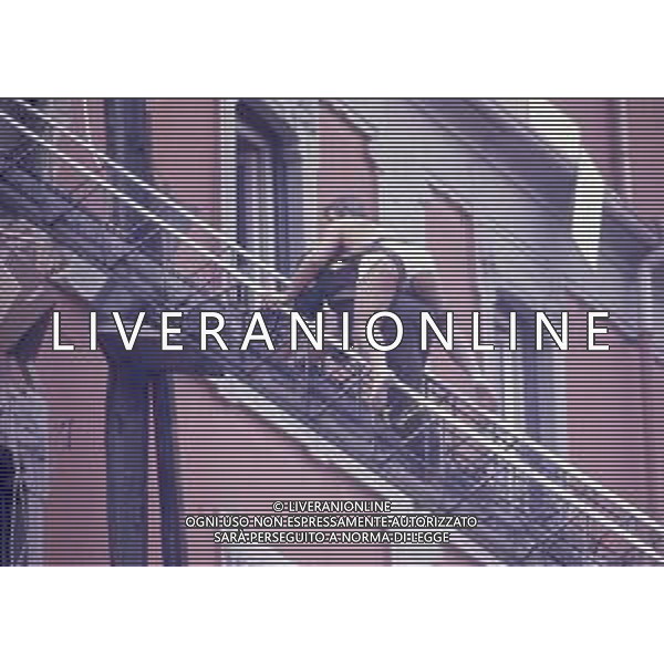 MILANO 30 settembre 1994. Implode (per l\'effetto-tappo dei due piani fabbricati in cemento armato sopra il resto della casa costruita, anni prima, alla maniera antica) - a seguito di un\'esplosione di gas metano in un appartamento - il palazzo di viale Monza, 112, Milano. 7 morti e 13 feriti (altri moriranno poi) AG ALDO LIVERANI SAS