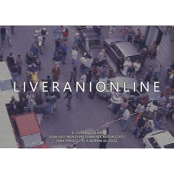 MILANO 30 settembre 1994. Implode (per l\'effetto-tappo dei due piani fabbricati in cemento armato sopra il resto della casa costruita, anni prima, alla maniera antica) - a seguito di un\'esplosione di gas metano in un appartamento - il palazzo di viale Monza, 112, Milano. 7 morti e 13 feriti (altri moriranno poi) AG ALDO LIVERANI SAS