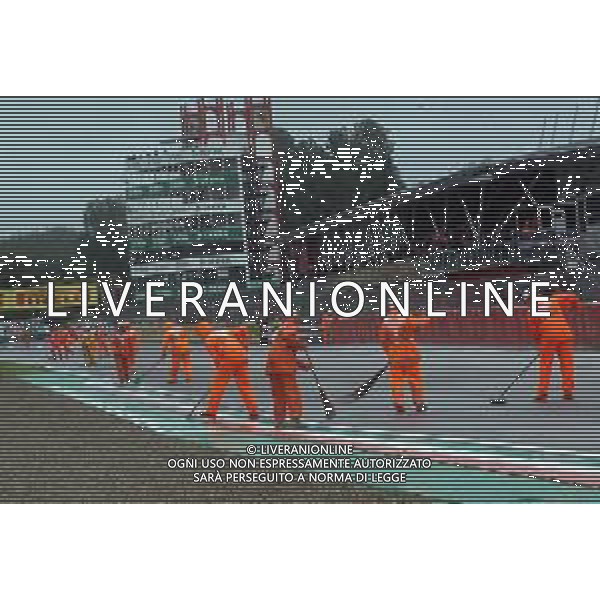 IMOLA 12 05 2019 SUPERBIKE GARA DUE ANNULLATA PER LA PIOGGIA NELLA FOTO SEGNALATORI PULISCONO LA PISTA DALL\'ACQUA ©SANNA / AGENZIA ALDO LIVERANI SAS