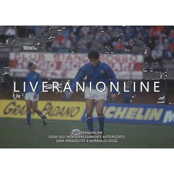 RETROSPETTIVA MASSIMO CRIPPA CALCIATORE NELLA FOTO MASSIMO CRIPPA CON LA MAGLIA DELLA NAZIONALE ITALIANA 1987-88 AG ALDO LIVERANI SAS