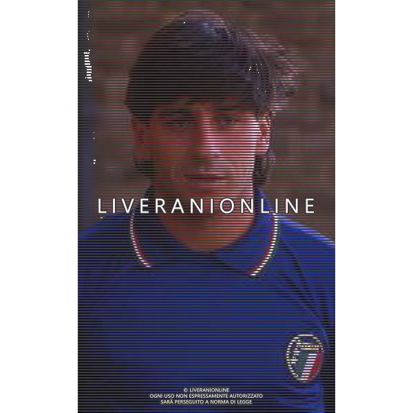 RETROSPETTIVA MASSIMO CRIPPA CALCIATORE NELLA FOTO MASSIMO CRIPPA CON LA MAGLIA DELLA NAZIONALE ITALIANA 1987-88 AG ALDO LIVERANI SAS
