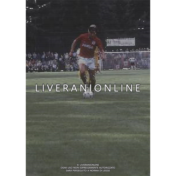 RETROSPETTIVA MASSIMO CRIPPA CALCIATORE NELLA FOTO MASSIMO CRIPPA CON LA MAGLIA DEL TORINO CALCIO 1987-1988 AG ALDO LIVERANI SAS