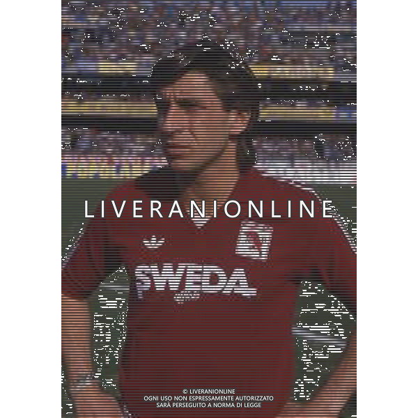 RETROSPETTIVA MASSIMO CRIPPA CALCIATORE NELLA FOTO MASSIMO CRIPPA CON LA MAGLIA DEL TORINO CALCIO 1987-1988 AG ALDO LIVERANI SAS
