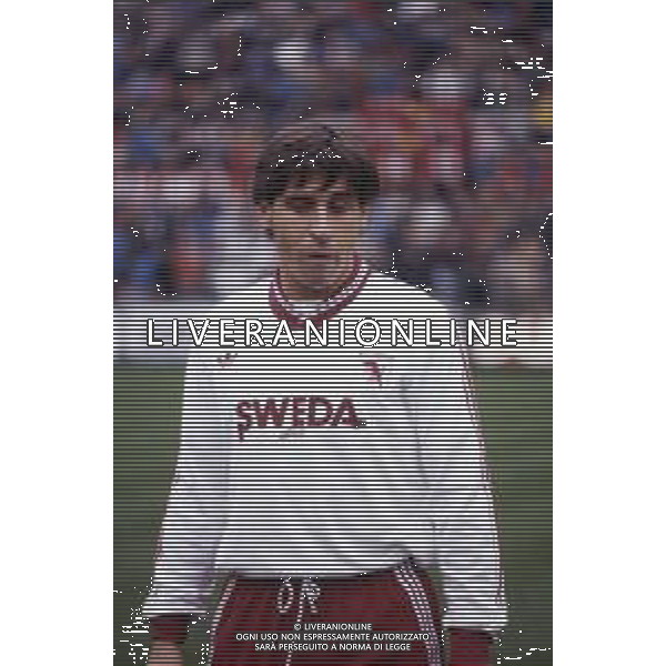 RETROSPETTIVA MASSIMO CRIPPA CALCIATORE NELLA FOTO MASSIMO CRIPPA CON LA MAGLIA DEL TORINO CALCIO 1987-1988 AG ALDO LIVERANI SAS