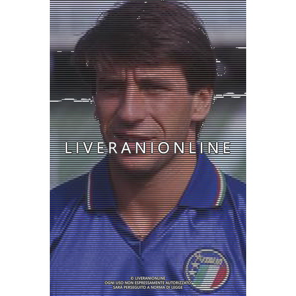 RETROSPETTIVA MASSIMO CRIPPA CALCIATORE NELLA FOTO MASSIMO CRIPPA CON LA MAGLIA DELLA NAZIONALE ITALIANA 1989 AG ALDO LIVERANI SAS