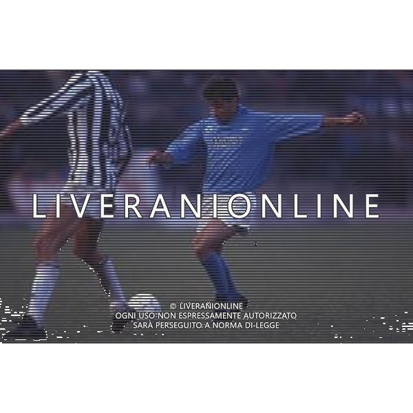 RETROSPETTIVA MASSIMO CRIPPA CALCIATORE NELLA FOTO MASSIMO CRIPPA CON LA MAGLIA DEL NAPOLI CALCIO 1989-1990 AG ALDO LIVERANI SAS