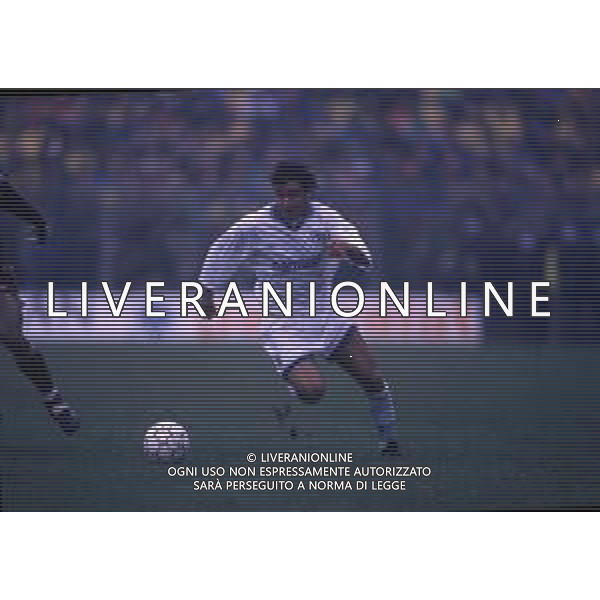 RETROSPETTIVA MASSIMO CRIPPA CALCIATORE NELLA FOTO MASSIMO CRIPPA CON LA MAGLIA DEL PARMA CALCIO 1994-1995 AG ALDO LIVERANI SAS
