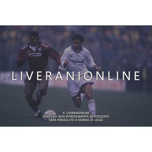 RETROSPETTIVA MASSIMO CRIPPA CALCIATORE NELLA FOTO MASSIMO CRIPPA CON LA MAGLIA DEL PARMA CALCIO 1994-1995 E SUNDAY OLISEH AG ALDO LIVERANI SAS