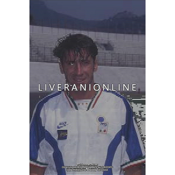 RETROSPETTIVA MASSIMO CRIPPA CALCIATORE NELLA FOTO MASSIMO CRIPPA CON LA MAGLIA DELLA NAZIONALE ITALIANA 1995-1996 AG ALDO LIVERANI SAS