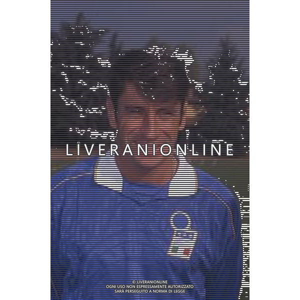 RETROSPETTIVA MASSIMO CRIPPA CALCIATORE NELLA FOTO MASSIMO CRIPPA CON LA MAGLIA DELLA NAZIONALE ITALIANA 1995-1996 AG ALDO LIVERANI SAS