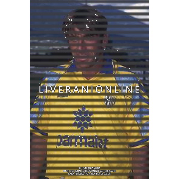 RETROSPETTIVA MASSIMO CRIPPA CALCIATORE NELLA FOTO MASSIMO CRIPPA CON LA MAGLIA DEL PARMA CALCIO 1997-1998 AG ALDO LIVERANI SAS