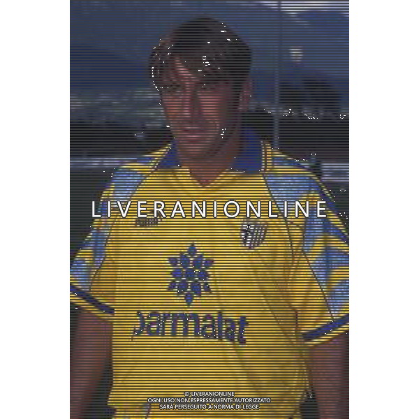 RETROSPETTIVA MASSIMO CRIPPA CALCIATORE NELLA FOTO MASSIMO CRIPPA CON LA MAGLIA DEL PARMA CALCIO 1997-1998 AG ALDO LIVERANI SAS