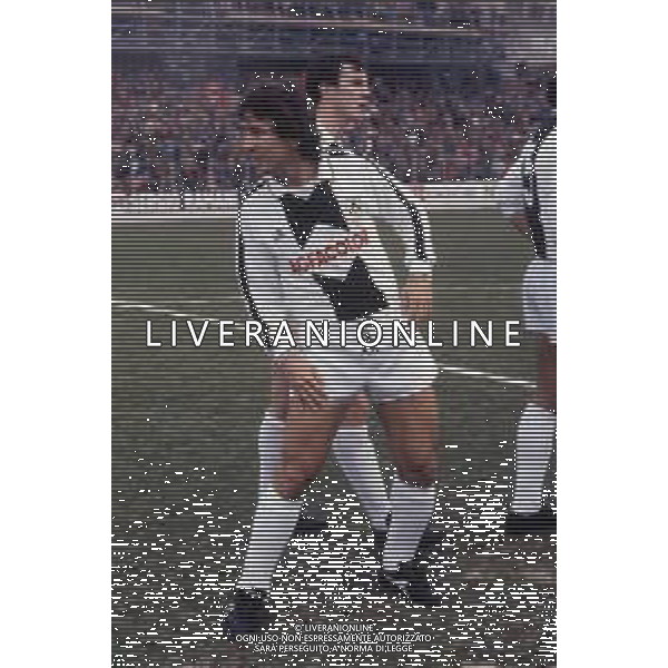 RETROSPETTIVA ZICO PSEUDONIMO DI ARTHUR ANTUNES COIMBRA CALCIATORE NELLA FOTO ZICO PSEUDONIMO DI ARTHUR ANTUNES COIMBRA CON LA MAGLIA DELL\'UDINESE CALCIO AG ALDO LIVERANI SAS
