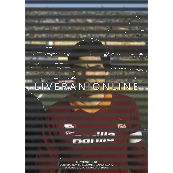 RETROSPETTIVA AGOSTINO DI BARTOLOMEI CALCIATORE 1983 NELLA FOTO AGOSTINO DI BARTOLOMEI CON LA MAGLIA DELLA ROMA CALCIO AG ALDO LIVERANI SAS
