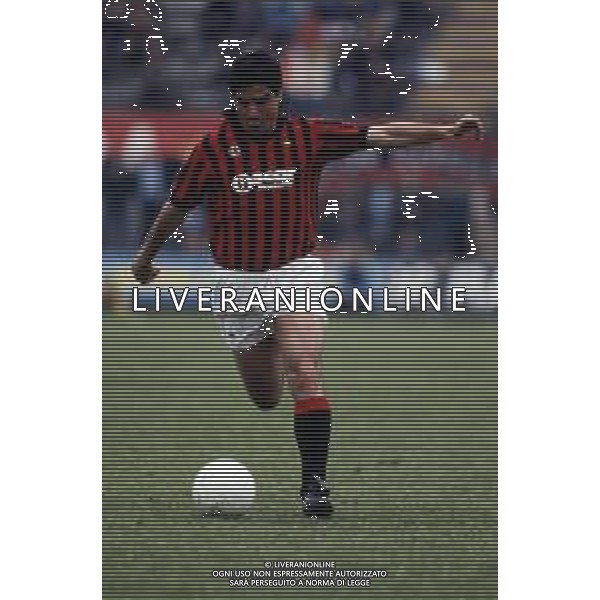 RETROSPETTIVA AGOSTINO DI BARTOLOMEI CALCIATORE 1985-86 NELLA FOTO AGOSTINO DI BARTOLOMEI CON LA MAGLIA DEL MILAN CALCIO AG ALDO LIVERANI SAS