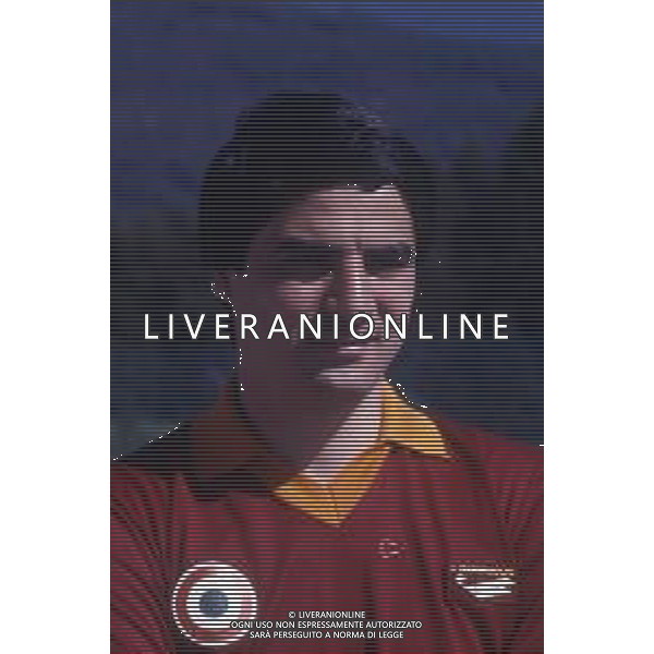 1980/1981 RETROSPETTIVA AGOSTINO DI BARTOLOMEI CALCIATORE NELLA FOTO AGOSTINO DI BARTOLOMEI CON LA MAGLIA DELLA ROMA CALCIO AG ALDO LIVERANI SAS