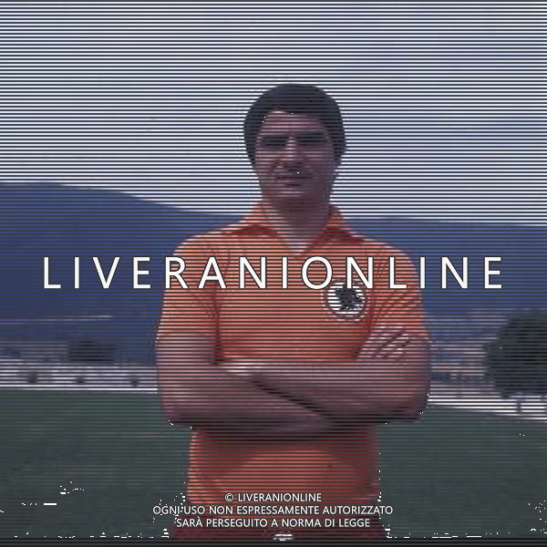 RETROSPETTIVA AGOSTINO DI BARTOLOMEI CALCIATORE NELLA FOTO AGOSTINO DI BARTOLOMEI CON LA MAGLIA DELLA ROMA CALCIO AG ALDO LIVERANI SAS