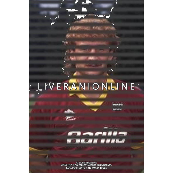1989/1990 RETROSPETTIVA RUDY VOELLER CALCIATORE NELLA FOTO RUDY VOELLER CON LA MAGLIA DELLA ROMA CALCIO 1987-1988 AG ALDO LIVERANI SAS