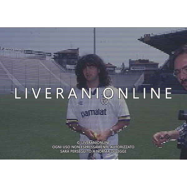 RETROSPETTIVA FERNANDO COUTO CALCIATORE NELLA FOTO FERNANDO COUTO ALLA PRESENTAZIONE PRESENTAZIONE AL PARMA CALCIO 1994 AG ALDO LIVERANI SAS