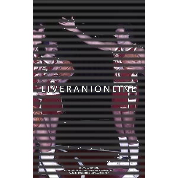 RETROSPETTIVA MIKE D\'ANTONI BASKET NELLA FOTO MIKE D\'ANTONI CON LA MAGLIA DELLA PHILIPS MILANO 1988-89 CON DINO MENEGHIN E RICCARDO PITTIS AG ALDO LIVERANI SAS