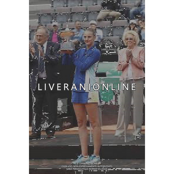 Roma 19/05/2019 - INTERNAZIONALI BNL D\' Italia 2019 - Finale Femminile - Johanna Konta vs Karolina Pliskova - nella foto: esultanza finale Karolina Pliskova con la coppa ©Claudio Zamagni/Agenzia Aldo Liverani s.a.s. final exultation of Karolina Pliskova with the trophy during the Final Match between Johanna Konta and Karolina Pliskova at the The Internazionali BNL d\'Italia 2019 at Foro Italico on May 19, 2019 in Rome, Italy. Photo Credit by Claudio Zamagni-Aldo Liverani Photo Agency/ AGENZIA ALDO LIVERANI SAS