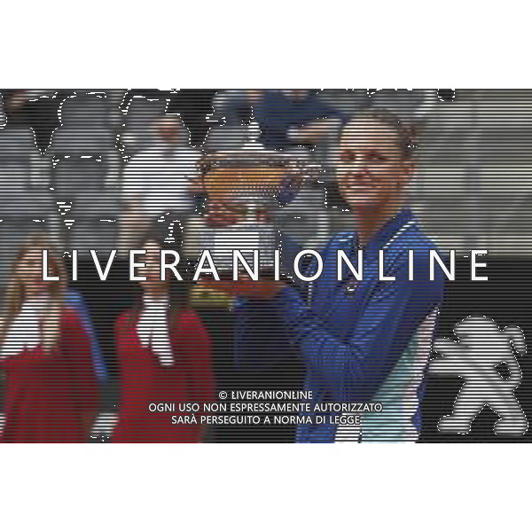 Roma 19/05/2019 - INTERNAZIONALI BNL D\' Italia 2019 - Finale Femminile - Johanna Konta vs Karolina Pliskova - nella foto: esultanza finale Karolina Pliskova con la coppa ©Claudio Zamagni/Agenzia Aldo Liverani s.a.s. final exultation of Karolina Pliskova with the trophy during the Final Match between Johanna Konta and Karolina Pliskova at the The Internazionali BNL d\'Italia 2019 at Foro Italico on May 19, 2019 in Rome, Italy. Photo Credit by Claudio Zamagni-Aldo Liverani Photo Agency/ AGENZIA ALDO LIVERANI SAS