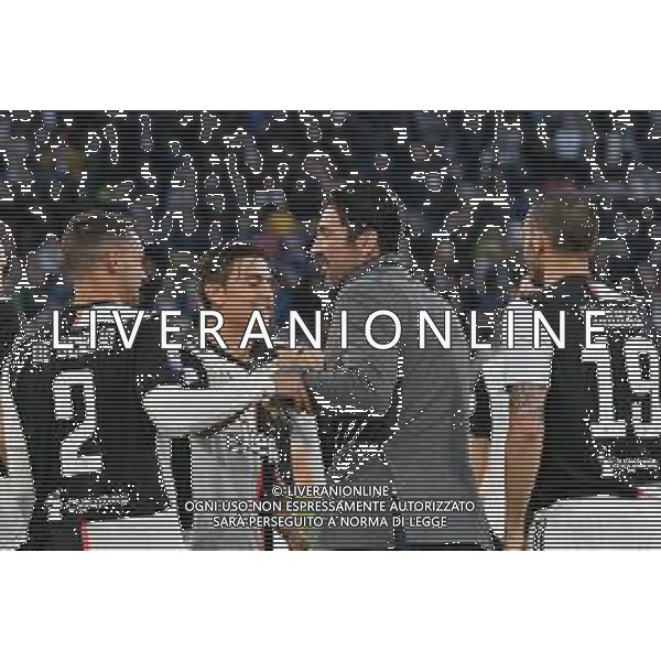 Torino 19-05-2019 Stadio Allianz Stadium Juventus vs Atalanta Serie A Tim 2018-2019 ©Falzone/Agenzia Aldo Liverani Nella foto: gianluigi buffon festeggiato dai compagni - mattia de scoglio e paulo dybala © AGENZIA ALDO LIVERANI SAS