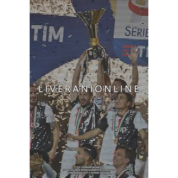 Torino 19-05-2019 Stadio Allianz Stadium Juventus vs Atalanta Serie A Tim 2018-2019 ©Falzone/Agenzia Aldo Liverani Nella foto: Premiazione Juventus Campione d\'Italia 2018/2019- giorgio chiellini con la coppa - andrea barzagli e paulo dybala © AGENZIA ALDO LIVERANI SAS
