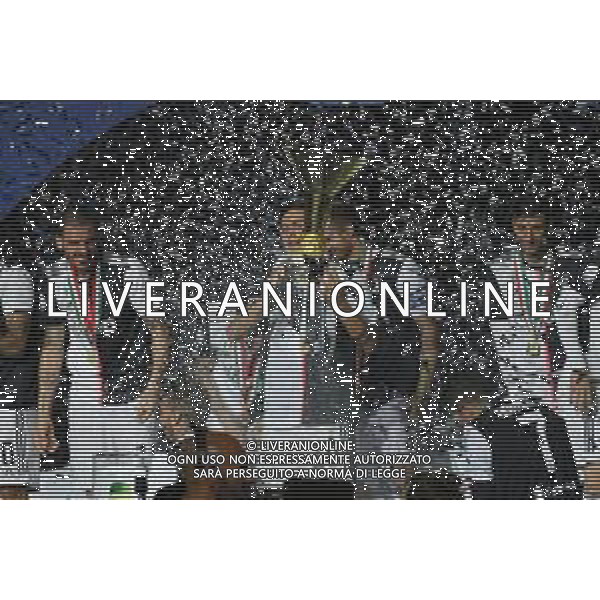 Torino 19-05-2019 Stadio Allianz Stadium Juventus vs Atalanta Serie A Tim 2018-2019 ©Falzone/Agenzia Aldo Liverani Nella foto: Premiazione Juventus Campione d\'Italia 2018/2019- paulo dybala con la coppa - © AGENZIA ALDO LIVERANI SAS