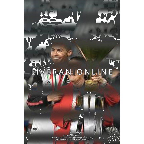 Torino 19-05-2019 Stadio Allianz Stadium Juventus vs Atalanta Serie A Tim 2018-2019 ©Falzone/Agenzia Aldo Liverani Nella foto: Premiazione Juventus Campione d\'Italia 2018/2019 - gruppo con la coppa - Cristiano Ronaldo © AGENZIA ALDO LIVERANI SAS