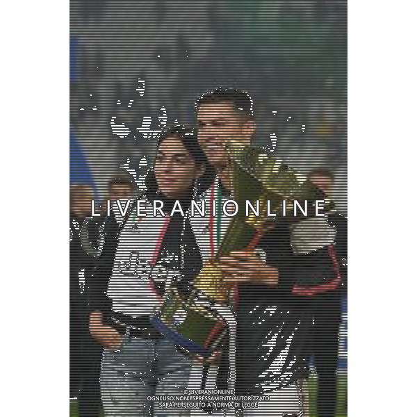 Torino 19-05-2019 Stadio Allianz Stadium Juventus vs Atalanta Serie A Tim 2018-2019 ©Falzone/Agenzia Aldo Liverani Nella foto: Premiazione Juventus Campione d\'Italia 2018/2019 - gruppo con la coppa - Cristiano Ronaldo con Georgina Rodriguez © AGENZIA ALDO LIVERANI SAS