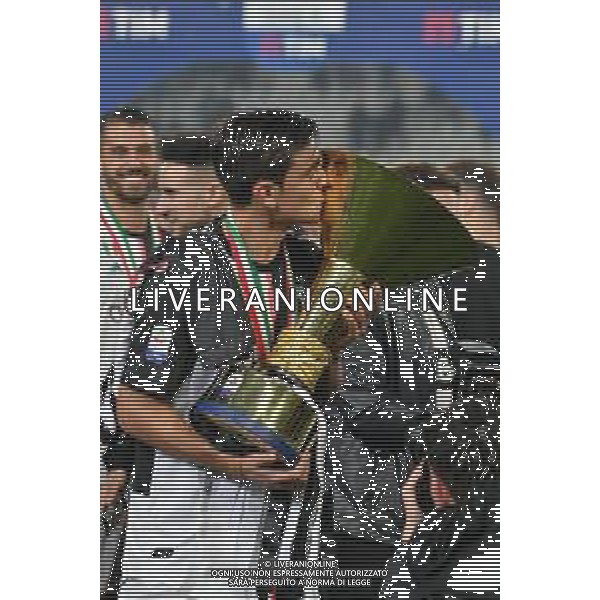Torino 19-05-2019 Stadio Allianz Stadium Juventus vs Atalanta Serie A Tim 2018-2019 ©Falzone/Agenzia Aldo Liverani Nella foto: Premiazione Juventus Campione d\'Italia 2018/2019 - gruppo con la coppa - Paulo Dybala © AGENZIA ALDO LIVERANI SAS