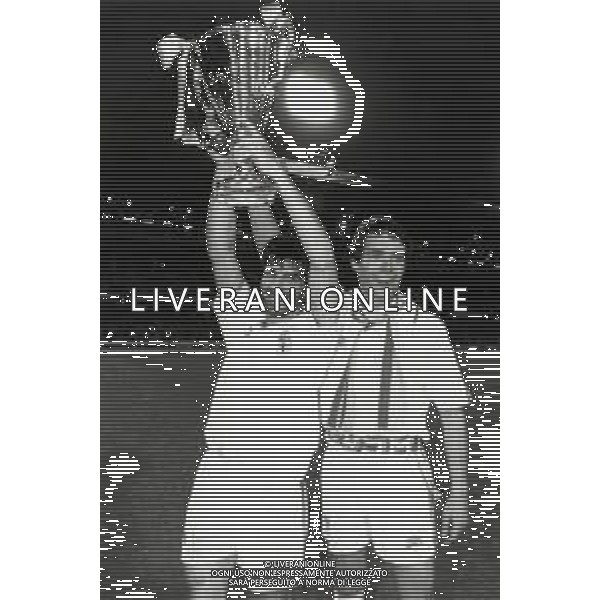 RETROSPETTIVA ALESSANDRO MELLI CALCIATORE NELLA FOTO ALESSANDRO MELLI CON LA MAGLIA DEL PARMA CALCIO E GEORGE GRUN CON LA COPPA ITALIA AG ALDO LIVERANI SAS