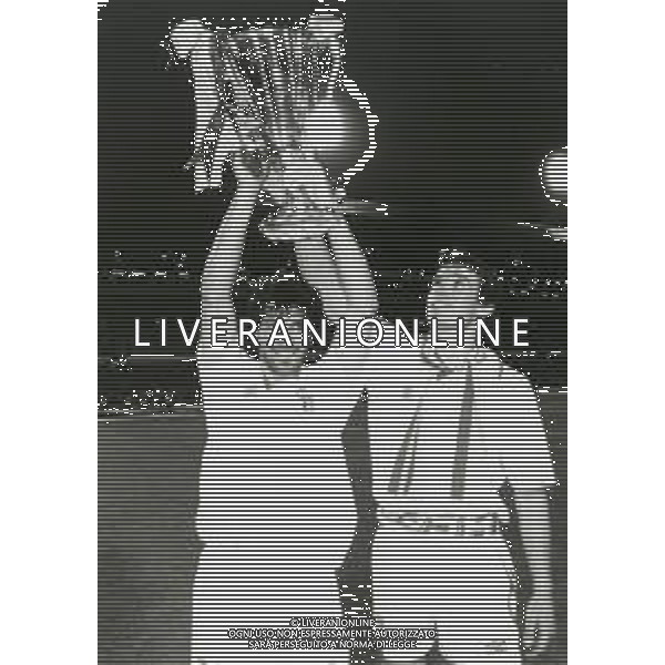 RETROSPETTIVA ALESSANDRO MELLI CALCIATORE NELLA FOTO ALESSANDRO MELLI CON LA MAGLIA DEL PARMA CALCIO E GEORGE GRUN CON LA COPPA ITALIA AG ALDO LIVERANI SAS